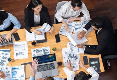 Toplantı masasındaki finansal veri raporlarını analiz eden çeşitli iş analist gruplarının geniş görüşü. İş zekası analizine göre çizelge ve grafik paneli. Çok titiz.