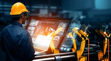 Sanayi 4.0 veya 4. endüstriyel devrimin otomasyon üretim sürecini ve IOT yazılımını gösteren dijital fabrika üretim teknolojisi için MLP Smart Industry robot kolları.