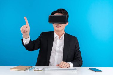 Asyalı işadamı dokunmatik ekran hologram monitörünü fütüristik metaevrende analiz ederek yenilik teknolojisi iş dünyası sanal gerçekliği mavi telif alanını izole ediyor. Entrika.