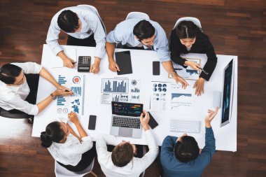 Üst düzey analist ekibi toplantı odasındaki mali verileri analiz etmek için BI Fintech 'i kullanıyor. İş anlayışı ve stratejik pazarlama planlaması için kağıt üzerinde analitik BI gösterge paneli. Tedbirli