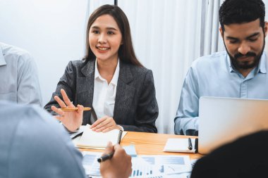 Çok ırklı analist ekibi toplantı masasındaki mali raporu analiz etmek için BI gösterge tablosunu kullanıyor. Çeşitli iş adamlarından oluşan bir grup, FIntech 'in veri analizini başarılı iş pazarlaması için kullanır. Uyum