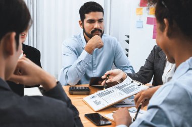 Çok ırklı analist ekibi toplantı masasındaki mali raporu analiz etmek için BI gösterge tablosunu kullanıyor. Çeşitli iş adamlarından oluşan bir grup, iş pazarlama kararı için FIntech 'in veri analizini kullanır. Uyum