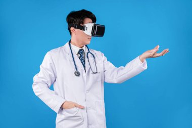 VR kullanan steteskoplu bir doktor mavi arka planda araştırma hastalığı verilerini tutuyor. Poster, afiş ve eğitici materyal yenilikleri için tıbbi teknoloji tasarımı 3 boyutlu hologram. Entrika.