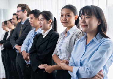 Modern çeşitlilik ve çok kültürlü şirket, iş adamları el ele verip kuyruğa giriyor, işbirliği ve işbirliği kavramına ortak bağlılık gösteriyor. Çok titiz.