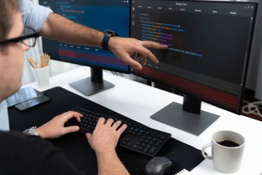 IT geliştiricileri uygulama ve web sitesi verilerinde kodlama programıyla ekranda yazılım geliştirme bilgileri oluşturuyorlar. Güvenlik programı konsepti üzerine teknik mühendis kodlayıcı. Satılabilir.