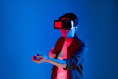 VR takan akıllı oyuncu metaevren dünyasına dönüyor, silah avcılığı oynuyor, mavi neon ışığını, zafer hayvan avcılığıyla bağlantılı, fütüristik teknoloji hologramı sanal gerçekliğiyle izole ediyor. Entrika.