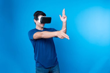 VR takan akıllı oyuncu metaevren dünyasına dönüyor, silah avcılığı oynuyor, mavi arka planda zafer hayvan avcılığı yapan fütüristik teknoloji hologramına bağlanıyor, sanal gerçeklik. Entrika.