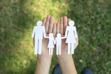 Elinde tutulan kağıt aile ikonunun arka planı, modern ailenin çevre dostu yaşam tarzına olan bağlılığı ve çocuklarına sürdürülebilir yaşam tarzını sembolize ediyor. Döngü