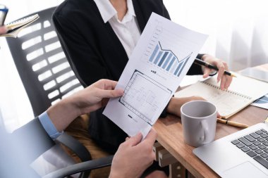 Ofis masasındaki finansal veri raporlarını analiz eden çeşitli bir grup iş analisti. Stratejik pazarlama planlaması için iş zekası analizi çizelgesi ve grafiği.