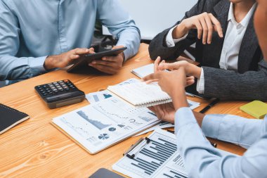 Çok ırklı analist ekibi toplantı masasındaki mali raporu analiz etmek için BI gösterge tablosunu kullanıyor. Çeşitli iş adamlarından oluşan bir grup, iş pazarlama kararı için FIntech 'in veri analizini kullanır. Uyum
