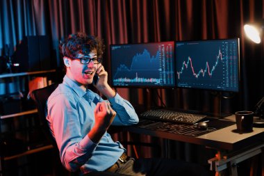 Başarılı bir iş adamı akıllı telefondan arıyor ve Neon Modern Ofis 'te gerçek zamanlı olarak küresel piyasada en yüksek karı elde ediyor. Dinamik borsa büyümesi kavramı. Toplayıcı.