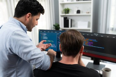 IT geliştiricileri uygulama ve web sitesi verilerinde kodlama programıyla ekranda yazılım geliştirme bilgileri oluşturuyorlar. Güvenlik programı konsepti üzerine teknik mühendis kodlayıcı. Satılabilir.