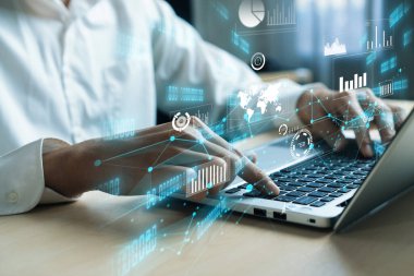 İş adamı, tahmin edilen büyük veri modellerinden gerçek zamanlı analizlere uzanan eğilimleri ve görüşleri ortaya çıkarmak için veri analizlerini derinlemesine inceleyerek, veri güdümlü kararların analitik endüstrileri nasıl ileri götürdüğünü öğrenir Faas