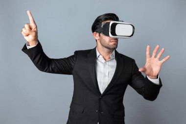 VR gözlük ve takım elbise giyerken veri analizine bakan yetenekli bir iş adamı. Proje yöneticisi görsel gerçeklik gözlüğü ya da kulaklık kullanırken kontrol ediyor ve seçiyor. Yenilik teknolojisi. Sapma.