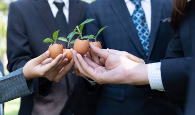 Bir grup iş adamı yumurta kabuğunu gübre tenceresine dönüştürüp, kurumsal yeniden ağaçlandırma projesinin bir parçası olarak filizlenme ve büyümeye olan bağlılığı sembolize ediyorlar. Döngü