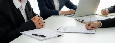 Yönetim kurulundaki iki işletme yöneticisi dönem ve şirket birleştirme anlaşmasını tartışıyor, kurumsal sözleşme belgelerini iş ortaklığı olarak gözden geçiriyor ve satın alma ve birleşme kavramı ile işbirliği yapıyor. Kurnaz.