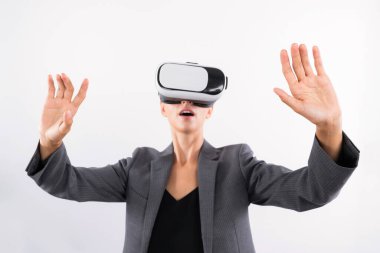 Proje yöneticisi VR gözlük kullanırken sisteme dokunuyor ve yönetiyor. Kafkasyalı iş kadını ayakta durup görsel gerçeklik kulaklığı kullanırken strateji arıyor ve planlıyor. Teknoloji. Kısıtlanma.