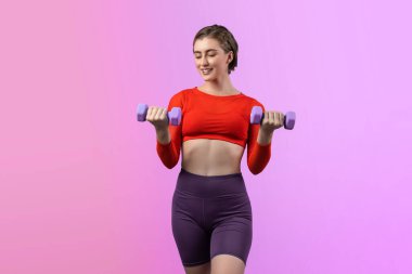 Vücut geliştirme egzersizi olarak izole edilmiş arka planda duran vücut geliştirme egzersizi olarak ağırlık kaldırmak için halterli atletik ve sportif bir kadın. Sağlıklı aktif ve vücut bakımı yaşam tarzı