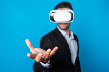 Uzman iş adamı metaevrene girmek için sanal gerçeklik gözlüğü kullanırken elinde bir şey tutuyor. Proje yöneticisi giysi ve sanal gerçeklik gözlüğü takarken veri analizine bakıyor. Yenilik. Sapma.