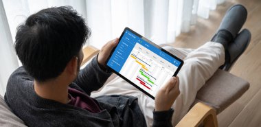 Ekip projesinin zaman çizelgesini gösteren bilgisayar ekranında, modern iş projesi yönetimi için proje planlama yazılımı