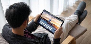 Online uçuş rezervasyon sitesi mod rezervasyon sistemi sağlar. Seyahat teknolojisi kavramı .