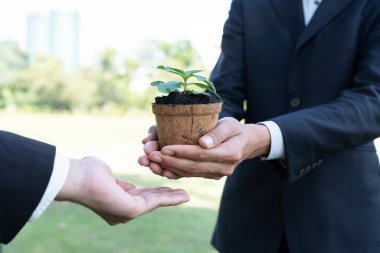 Fabrikayı, kurumsal sosyal sorumluluk üzerine kurulmuş, CO2 emisyonunu azaltmış, çevreyi korumuş ve sürdürülebilir gelecek için ESG ilkesini benimsemiş olan eko şirketi kavramı olarak elinde tutan iş adamları. Döngü