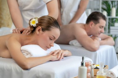 Kafkas çift müşterisi stres önleyici spa masajının keyfini çıkarıyor ve lüks otel veya oteldeki gündüz açık hava ortamında güzellik teniyle eğleniyor. Sessiz.