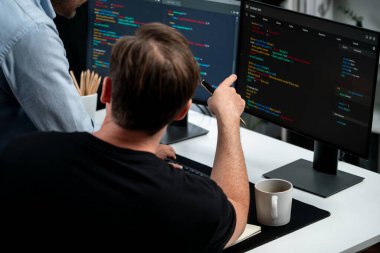 BT geliştiricileri pc ekranında çevrimiçi yazılım geliştirme bilgisini tartışıyor, web sitesindeki son sürüm uygulaması için program kodlaması oluşturuyorlar. Beyin fırtınası yazılımı kavramı güncellendi. Satılabilir.