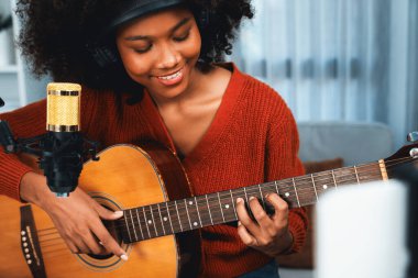Güzel Afrikalı Kadın Etkilenen Kanal sunucusu dinleyicileri yayın stüdyosunda selamlıyor. Canlı sosyal medyada müzik blogcusu zamanı. Ses yaratıcısı kavramı. Tatlandırıcı.