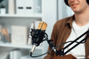 Etkilenen şarkıcıların sunucu kanalı modern ev stüdyosunda gitar çalarak hayran kulübüne şarkı söylüyor. Müzik blogcusu cep telefonunda ses yaratıcıda canlı sosyal medyada canlı yayın yapıyor. Toplayıcı.