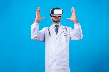 Kafkasyalı doktor metaevreni bağlamak için VR gözlük kullanırken tıbbi verilere bakıyor. Laboratuvar önlüğü ve görsel gerçeklik giyerken bir şeyi tutup işaret eden yetenekli bir doktor. Sapma.