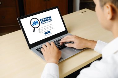 Çalışanların işe alım İnternet ağındaki iş fırsatlarını araması için mod web sitesinde online iş araması
