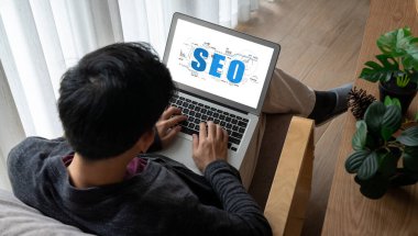 Model e-ticaret için SEO arama motoru optimizasyonu ve bilgisayar ekranında gösterilen çevrimiçi perakende işi