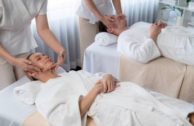 Kafkasyalı çift stres önleyici kafa masajının keyfini çıkarıyor ve lüks otellerde ya da otel spa salonlarında gündüz kaplıcalarında yüz güzelliği eğlencelerini şımartıyor. Sessiz.