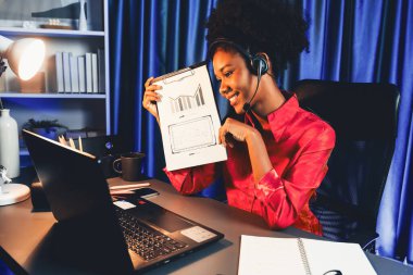 Güzel Afrikalı kadın sunucu kanalı artan finansal ve ekonomik grafiklerle konuşuyor. Yurtiçinde öğrenciyle online kurs eğitimi yatırımı konsepti. Tatlandırıcı.