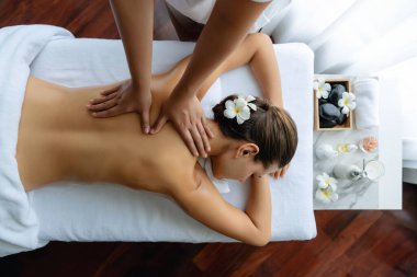 Panorama manzaralı kadın müşteri stres önleyici spa masajından zevk alıyor ve lüks otel veya oteldeki gündüz açık hava ortamında güzellik teniyle eğleniyor. Sessiz.