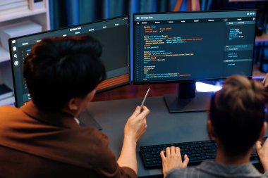 Akıllı bilişim geliştiricisi bilgisayar ekranındaki çevrimiçi web sitesinde kodlama programı uygulamasına bakıyor, ofisteki iş pazarlamasında akıllı veritabanı geliştirme sistemini analiz ediyor. İnfobahn.