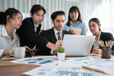 Ofis masasındaki finansal veri raporlarını analiz eden çeşitli bir grup iş analisti. Stratejik pazarlama planlaması için iş istihbarat analizine göre grafikler ve grafikler.