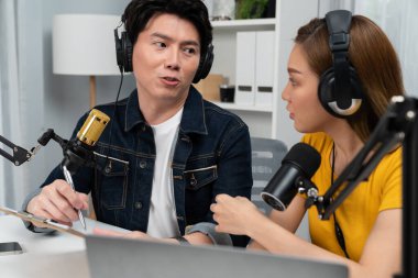 Gülümseyen radyo etkili sunucular, kulaklık takarak sosyal medya kanalından canlı yayın yapıyorlar ve sabah saatlerinde stüdyo kaydında dinleyicilere konu ve dizüstü bilgisayar üzerinden konuşuyorlar. İnfobahn.