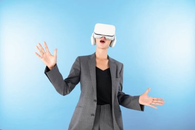 Proje yöneticisi VR kulaklık takıyor ve yenilik teknolojisi hologramını elinde tutarken ayakta duruyor. Yetenekli iş kadını yatırım verilerine bakarken görsel gerçeklik dünyasıyla bağlantı kurar. Kısıtlanma.