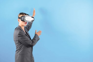 Akıllı iş kadını, VR gözlükleri kullanırken sunum fikrine işaret ediyor. Finansal verilere erişmek için metaverse bağlanırken proje yöneticisi görsel kulaklık takıyor. Teknoloji yeniliği. Kısıtlanma.