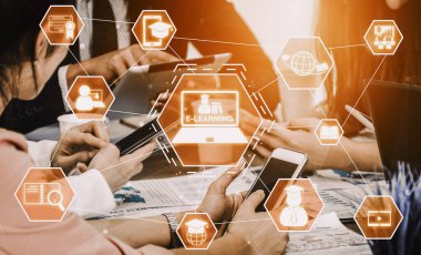 E- öğrenim ve Öğrenci ve Üniversite Konsepti Online Eğitim. Dijital eğitim kursunun teknolojisini gösteren grafik arayüzü insanların her yerden uzaktan öğrenmelerini sağlıyor. uds