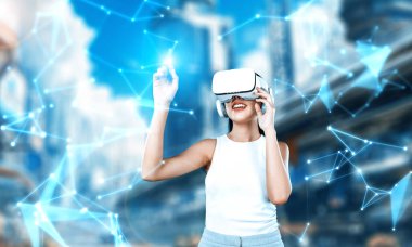 Kadın standı beyaz VR kulaklık takıyor ve beyaz kolsuz bağlantı metaverse, gelecekteki teknoloji siber uzay topluluğu yaratıyor. Sanal gerçekliğin işaret parmağı hologram nesnesini kullanıyor. Halüsinasyon.