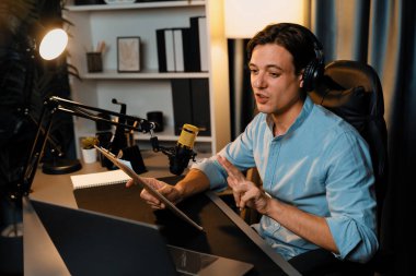 Akıllı yayıncının sunucu kanalı, canlı sosyal medyada canlı yayında konuşma programı ile birlikte modern stüdyoda, kayıt cihazıyla dinleyiciye senaryo okumaktadır. Bireysel.