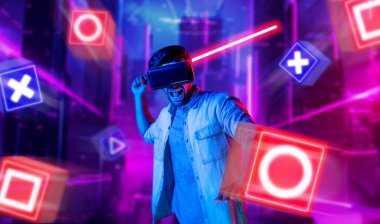 Sanal gerçeklik gözlüklü enerjik bir adam müzik engelli neon bir kılıç kullanıyor. Kılıç tutarken oyun oynayan yetenekli bir insan neon şehir arka planıyla metaevrene girer. Geçmişi bulanıklaştırıyor. Sapma.