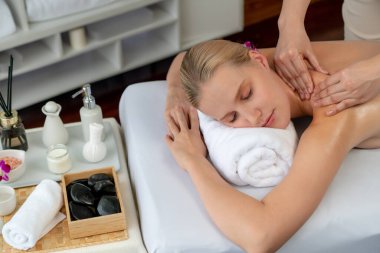 Kafkasyalı kadın müşteri stres önleyici spa masajının keyfini çıkarıyor ve lüks otel ya da oteldeki gündüz açık ortam güzellik salonunda güzellik teniyle eğleniyor. Sessiz.