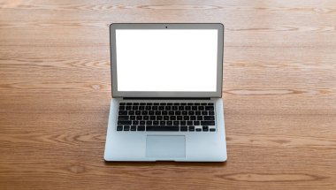 Tasarımınız için mod bilgisayardaki beyaz boş ekran monitör ekranında maket yapın