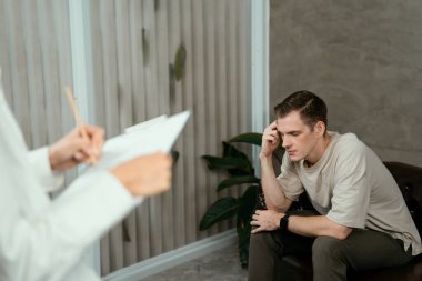 Stresli ve depresif bir hasta zihinsel hastalığı ve depresyonu olan psikiyatristten terapi sırasında yardım istiyor. Akıl sağlığı ve tıbbi bakım konsepti. Açılıyor