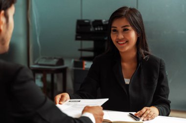 İnsan Kaynakları Müdürü, ofis odasında erkek istihdam adayını sorguluyor. İyi iş görüşmeleri. İş başvurusu, işe alım ve Asyalı işçi alım konsepti. uds