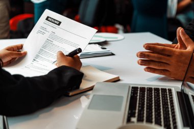 İnsan Kaynakları Müdürü sorgu odasında çalışan bir adayın özgeçmişine bakıyor. İş başvurusu, işe alım ve işçi alma konsepti. uds